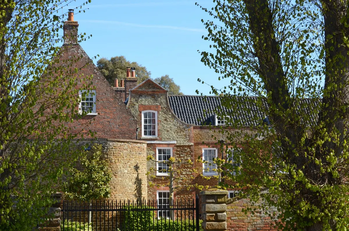 Cotswold Country House Hotels vs. Self-Catering Cottages: Which Fits Your Trip?